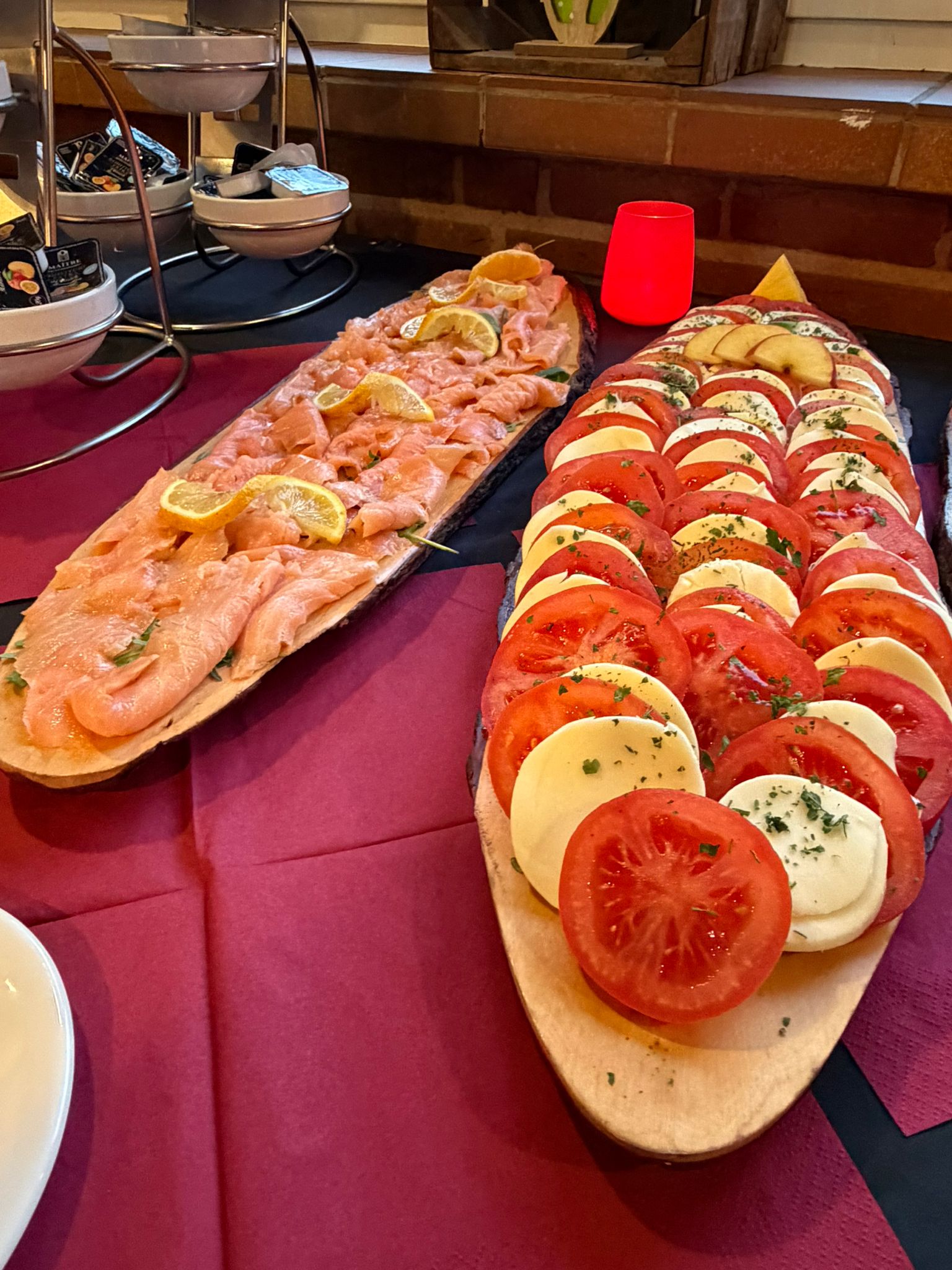 Lachs- und Caprese-Platte